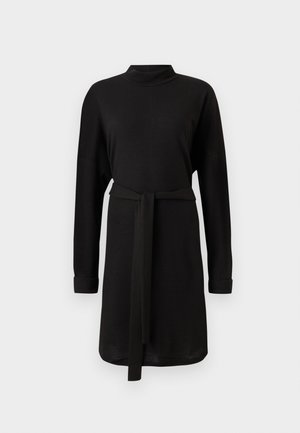 Must mustriga kleit kõrge kaelusega, vöödiga taljes ja rullitud varrukatega, valmistatud pehmest ja siledast kangast, millel on minimalistlik disain.