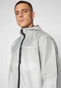 Adidas Terrex XPERIOR LIGHT WINDWEAVE - Neperpučiamoji striukė - silver green