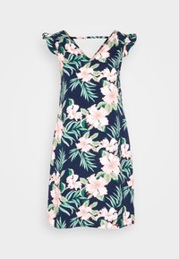 Robe sans manches bleu marine avec des fleurs d'hibiscus roses et des feuilles vertes, dotée de bretelles froncées et d'un décolleté en V.
