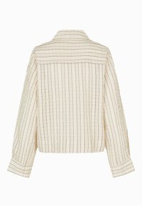 Camisa recortada en crema con finas rayas negras. Presenta un cuello puntiagudo, puños abotonados y una tela texturizada para un aspecto de capas.