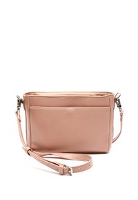 Borsa a tracolla rosa in pelle con tracolla regolabile, texture liscia, tasca frontale e design minimalista.