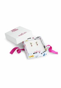 Orecchini in tono oro con accenti di gemme viola esposti in una scatola bianca decorata con motivi floreali colorati e un nastro rosa.