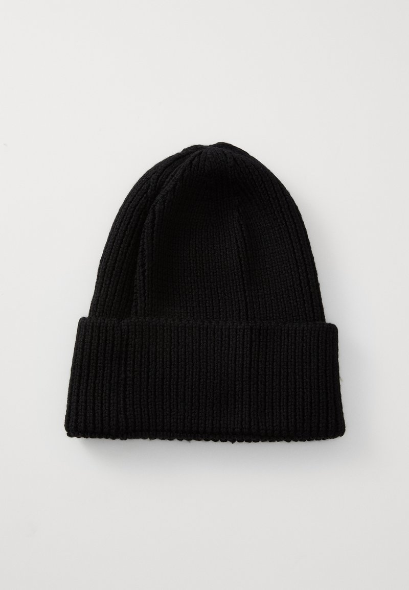 Schwarze gestrickte Mütze mit geripptem Muster, mit umgeschlagenem Saum am unteren Ende, aus einem weichen, dehnbaren Material gefertigt.