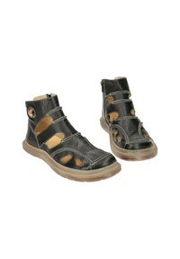 Schwarze Lederknöchelstiefel mit Ausschnitten, seitlichem Reißverschluss, tanfarbenen Akzenten und Gummisohle; verfügen über kontrastierende Nähte im oberen Teil.