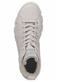 Sneaker grigio chiaro con tomaia in pelle liscia, punta tonda, lacci frontali, collo imbottito e suola texturizzata con bordo in gomma bianca.