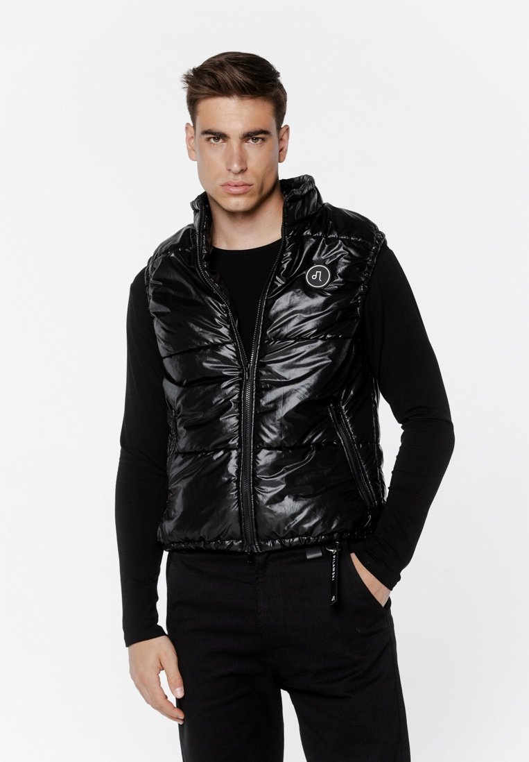 Czarna puchowa kamizelka z wysokim kołnierzem, wykonana z błyszczącego materiału. Posiada zamek błyskawiczny i kieszenie boczne. Naszywka z logo na klatce piersiowej.