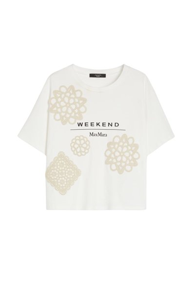 Tricou alb cu mânecă scurtă, decorat cu modele florale bej asemănătoare dantelei, cu inscripția "WEEKEND MaxMara" imprimată în negru pe piept.