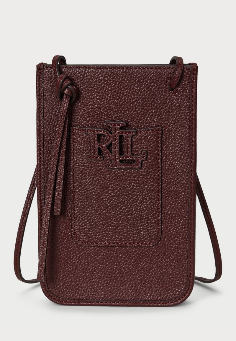Burgundin värinen nahkainen ristikantokassi, jossa on kohokuvioitu pinta, embrossattu "RL"-logo, ylhäältä suljettava osa ja säädettävä hihna. Mitat eivät ole määritelty.