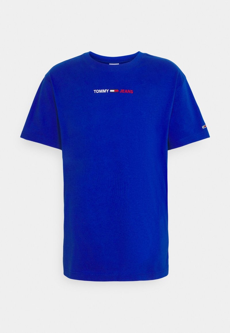 Modré tričko s krátkým rukávem a kulatým výstřihem s nápisem "TOMMY JEANS" a malou vlajkovou logem na hrudi a rukávu.