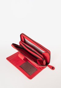 Rode lederen portefeuille met een ritssluiting, meerdere vakken, kaartsleuven en een transparante ID-venster. Gladde textuur met stikdetails.