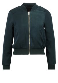 Tmavě zelená bomber bunda s předním zipem, žebrovanými manžetami a lemem, a bočními kapsami, vystavená na bílém pozadí.