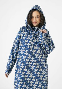 Blauwe regenjas met een patroon van witte cartoonfiguren, capuchon, lange mouwen en een losse pasvorm. Gemaakt van waterafstotend materiaal.