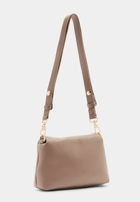 Brun syntetisk læder skuldertaske med guldfarvet hardware, en slank form, justerbar rem og glat tekstur.