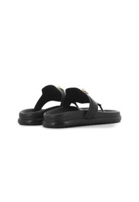 Chanclas negras con dos tiras cruzadas, suela texturada y acentos metálicos. Fabricadas con materiales de goma y cuero sintético.