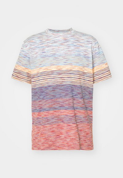 T-shirt à manches courtes avec des rayures multicolores horizontales en bleu, orange, violet et rouge. Tissu doux avec un design à col rond.