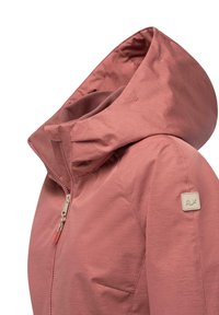 Veste zippée de couleur rose poussiéreux, dotée d'une grande capuche, d'un tissu texturé et d'un petit patch logo sur la manche.