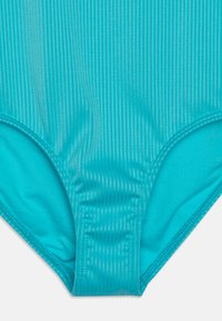 Bas de maillot de bain turquoise avec un design texturé à côtes. Tissu lisse avec des bords cousus, présentant une forme arrondie et une couverture minimale.