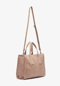 Borsa a mano beige in suede con manici superiori doppi e una tracolla regolabile e removibile. Forma rettangolare, texture liscia, dettagli di cucitura minimi.