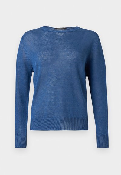 Pull léger en maille bleue à manches longues avec encolure ronde et poignets et ourlet côtelés sur fond blanc uni.