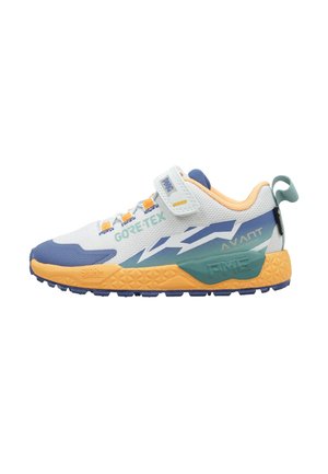 Zapatilla blanca, azul y naranja con cierre de velcro, etiqueta GORE-TEX, diseño geométrico lateral y suela texturizada para uso al aire libre.