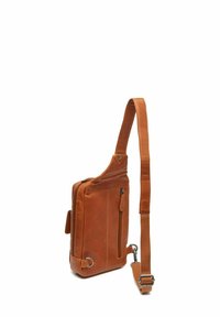 Borsa a tracolla in pelle marrone con superficie tessurizzata, tasca laterale con zip e tracolla regolabile. Presenta un design elegante e minimali accenti in metallo.