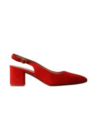 Chaussure slingback pour femme en daim rouge avec bout pointu et talon bloc, équipée d'une bride de cheville réglable avec une petite boucle dorée.