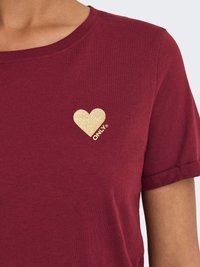 Bordová krátky rukáv košeľa s malým zlatým trblietavým srdcom a slovom "ONLY" na ľavej hornej časti hrudníka.