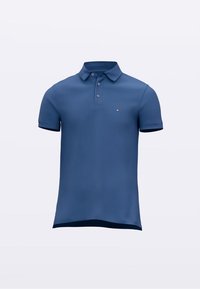 Polo azul de manga corta, con cuello de tres botones, textura lisa y un pequeño logo en el lado izquierdo del pecho.