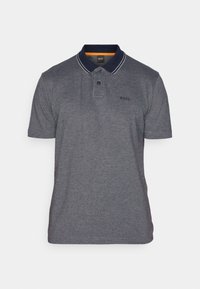 Polo gris à manches courtes avec col bleu marine foncé orné de rayures blanches, patte à deux boutons et logo discret "BOSS" sur la poitrine.
