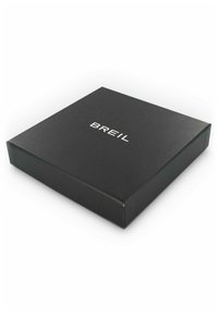 Sort rektangulær kasse med mat finish, med ordet "BREIL" prægede i hvid på toppen. Flad design, minimalistisk udseende.