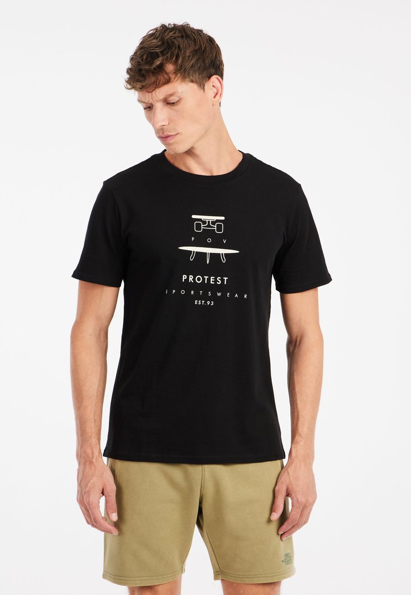 Juodas medvilninis marškinėliai su balta grafine dizaino su riedlente ir tekstu "PROTEST" bei "SPORTSWEAR EST.93." Trumpomis rankovėmis, apvali iškirptė.