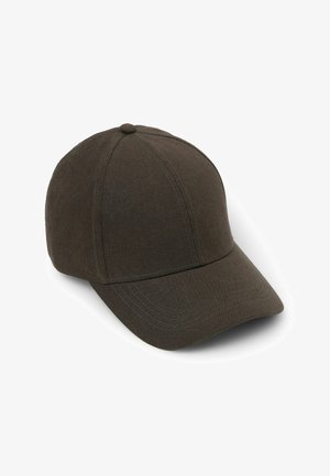 Gorra de béisbol marrón oscuro de seis paneles con visera curva y botón superior, hecha de tela con detalles de costura visibles.