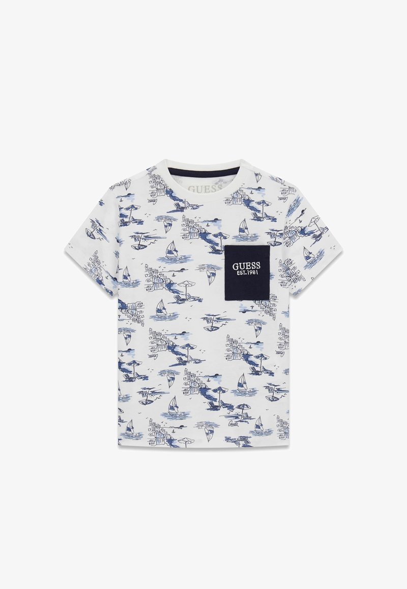 T-shirt blanc à manches courtes avec des illustrations nautiques bleues et une poche poitrine noire étiquetée "GUESS EST.1981".