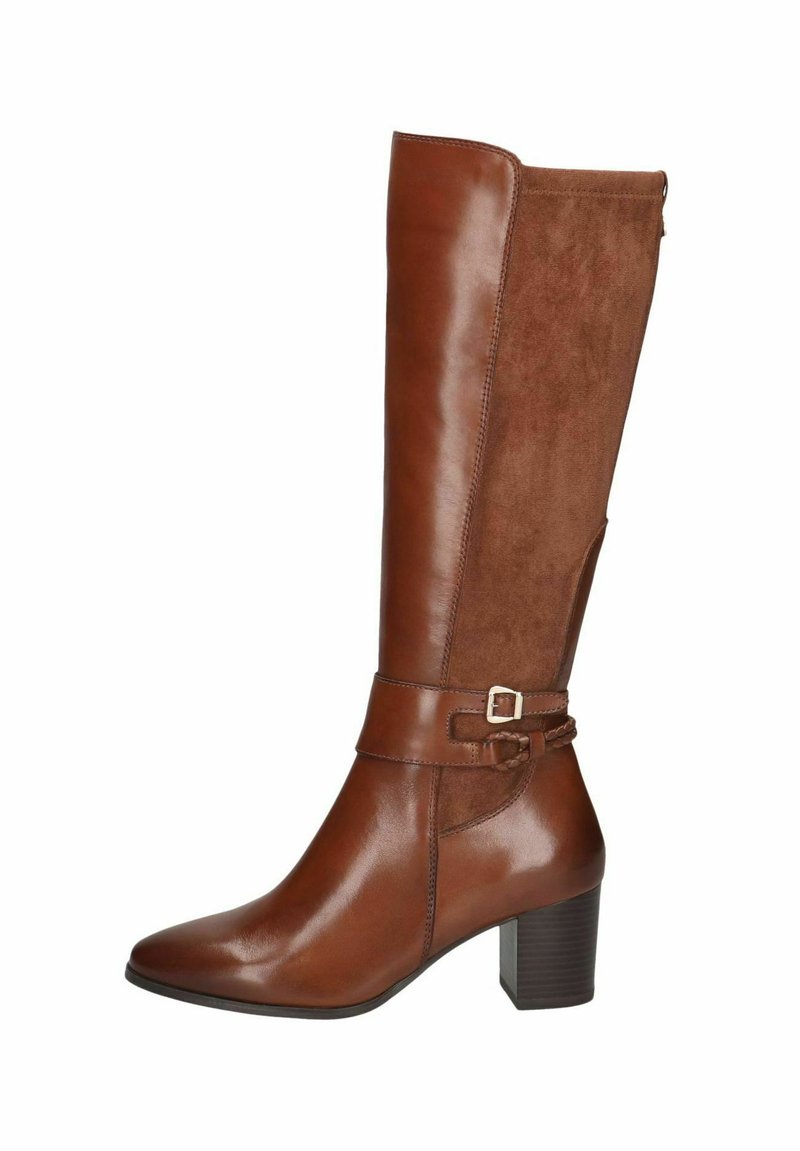 Bottes en cuir marron montant jusqu'au genou avec des panneaux en suède, une ceinture avec une boucle et un talon empilé. Fini lisse avec un bout effilé.