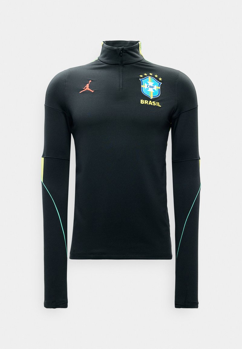 Zwart sportshirt met lange mouwen en een kwartrits, Braziliaans voetbal embleem, gele en teal details op de mouwen, en een rood Jordan-logo op de borst.