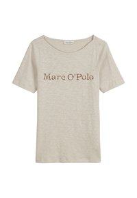 Camiseta de manga corta beige en una tela suave y texturizada con un escote redondo. Presenta el texto "Marc O'Polo" en letras marrones en la parte frontal.