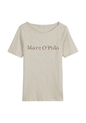 Beige kortharig T-shirt van een zachte, textuurachtige stof met een ronde halslijn. Voorzien van de tekst "Marc O'Polo" in bruine letters over de voorkant.