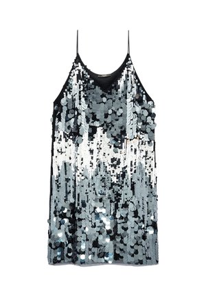 Sukienka z cekinami na regulowanych cienkich ramiączkach, z gradientem od srebrnych do czarnych cekin, tworzących teksturowany, migoczący wzór.