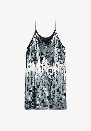 Sukienka z cekinami na regulowanych cienkich ramiączkach, z gradientem od srebrnych do czarnych cekin, tworzących teksturowany, migoczący wzór.