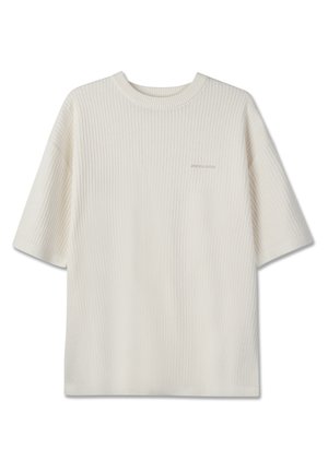 Biały krótki sweter dzianinowy z krótkim rękawem, teksturą w prążki i okrągłym dekoltem, niewielkie subtelne logo na lewej piersi.