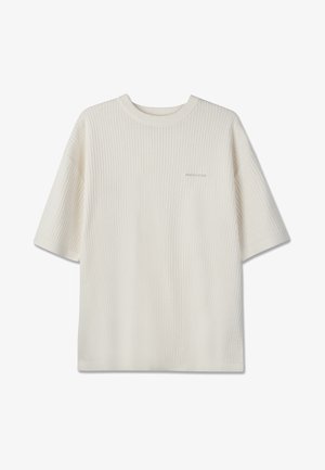 Biały krótki sweter dzianinowy z krótkim rękawem, teksturą w prążki i okrągłym dekoltem, niewielkie subtelne logo na lewej piersi.