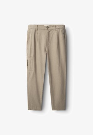 Lehülyes bézs színű munkásnadrág könnyű anyagból, elöl gombos záródással, két oldalzsebbel és egy rakott zsebbel a bal lábszáron.