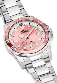 Ståltau klocka för dykning med en rose-guld och vit urtavla, lysande timmarkörer och ett silverfärgat metalarmband. Har en roterande bezel.