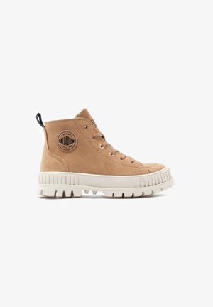 Sneaker high-top in suede tan con suola in gomma bianca dal design testurizzato e una patch rotonda con il logo sul lato. Tab di pull nera sul retro.