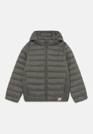 Giacca imbottita di colore grigio scuro, con cappuccio, zip frontale completa e design trapuntato con cuciture orizzontali. Texture uniforme, senza motivi visibili.