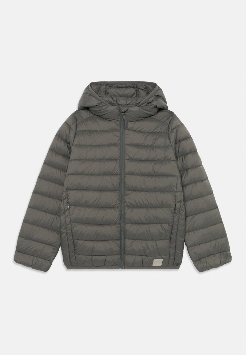 Jachetă căptușită de culoare gri închis, cu glugă, fermoar frontal complet și design matlasat cu cusături orizontale. Textură simplă, fără modele vizibile.