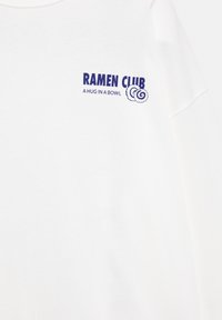 Bijela dukserica s natpisom "RAMEN CLUB" u plavoj boji, s grafikom i tekstom "ZAGRLJAJ U ZDJELI" ispod, izrađena od pamuka.