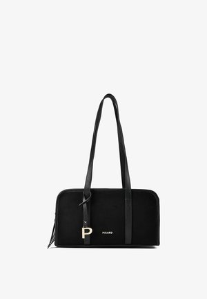 Borsa rettangolare nera con lunghe sottili tracolle, ciondolo dorato a forma di lettera P e logo Picard sul davanti, vista su sfondo bianco.