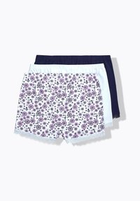 Souprava tří bavlněných šortek: jedny s květinovým vzorem v purpurové a bílé, jedny jednobarevné světle modré a jedny jednobarevné námořnické, s krajkovým lemem.