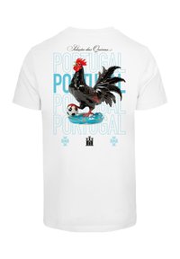 Balta T-krekla priekšpusē ir melns gailis ar sarkanu ķemmi, kurš stāv uz zilas apaļas pamatnes blakus futbola bumbai. Teksts - "Portugāle" tiek atkārtots.